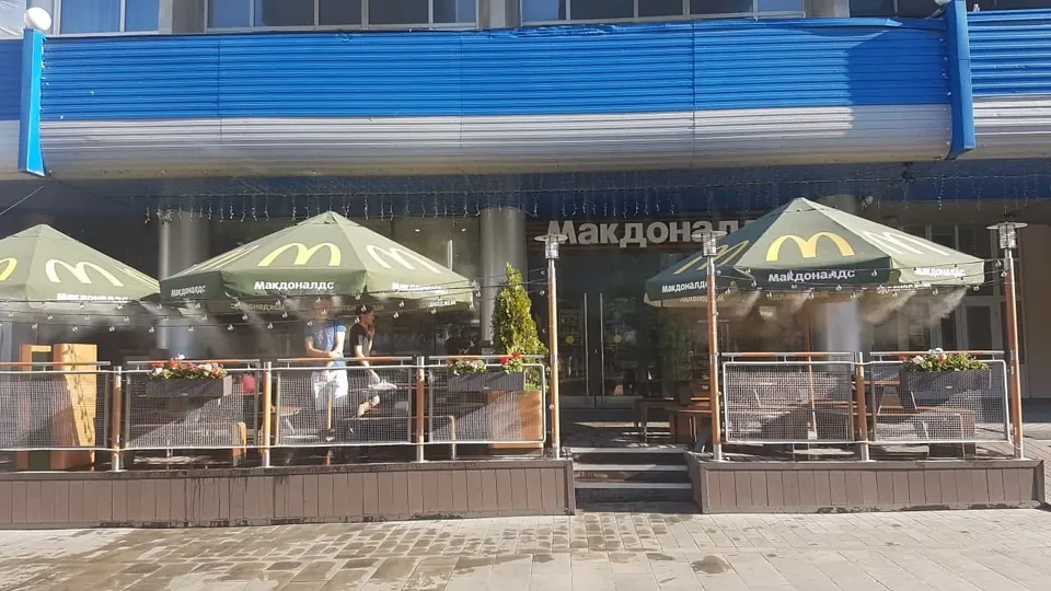 Летняя веранда ресторана быстрого питания с системой охлаждения